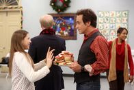 The Middle – Sue (Eden Sher, l.) ist völlig aus dem Häuschen, als sie von Reverend TimTom (Paul Hipp, r.) die Aufgabe bekommt, für den Snack-Stand beim Krippenspiel Kekse zu backen. Auch Brick willigt ein, zu helfen und beim Krippenspiel mitzumachen. Doch war das wirklich eine gute Entscheidung?