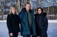 Kommissar Wisting – Kommissar William Wisting (Sven Nordin) mit der FBI-Agentin Maggie Griffin (Carrie-Anne Moss) und seiner Tochter Line (Thea Green Lundberg, li.).