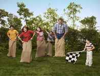 The Middle – L-R: Axl Heck (Charlie McDermott), Frankie Heck (Patricia Heaton), Sue Heck (Eden Sher), Bob (Chris Kattan), Mike Heck (Neil Flynn) und Brick Heck (Atticus Shaffer)