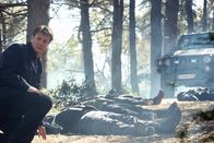 Castle – Castle (Nathan Fillion, l.) versteht die Welt nicht mehr, als wie aus dem Nichts Schüsse fallen ...