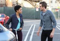 Extant – Lucy (Kiersey Clemons, l.) versucht, Charlie (Tyler Hilton, r.) in ihrem Sinne zu beeinflussen. Mit Erfolg?