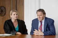 Danni Lowinski – Danni (Annette Frier, l.) erfährt, dass Strecker (Michael Brandner, r.) während seiner Arbeitszeit von einer Kamera überwacht wurde und kann durch die Videos beweisen, dass der "Diebstahl" vom Arbeitgeber seit Monaten stillschweigend geduldet wurde ...