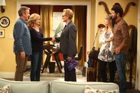 Last Man Standing – v.l.n.r.) Mike (Tim Allen); Vanessa (Nancy Travis); Victor (Jere Burns); Kristin (Amanda Fuller); Ryan (Jordan Masterson)