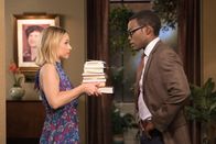 The Good Place – Eleanor (Kristen Bell, l.) und Chidi (William Jackson Harper, r.) suchen verzweifelt nach einem Weg, Michael aus seiner Sinnkrise zu befreien, doch dann verfällt er auch noch in eine Midlife Crisis ...