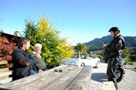 Der Bergdoktor – Kahnweiler (Mark Keller, r.) ist unter die Motorradfahrer gegangen und stattet Martin (Hans Sigl, l.) und Roman (Siegfried Rauch, M.) einen Besuch ab. Eigentlich wollte er ja Fräulein Schneider beeindrucken, aber das hat nicht funktioniert.
