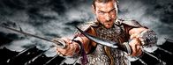 Spartacus – Als sich der thrakische Heeresführer Spartacus (Andy Whitfield) im Krieg gegen die Daker weigert, weiterhin für die Römer zu kämpfen, weil der römische Befehlshaber Claudius Glaber wortbrüchig wurde, unterschreibt er sein eigenes Todesurteil ...