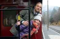Alles Klara – Auch Klaras Schwager Jörg (Stephan Grossmann, l.) und ihre Nichte Lena (Antonia Görner, r.) sind zufällig mit der Harzer Schmalspurbahn unterwegs und genießen die Fahrt. Doch plötzlich entdeckt Lena, dass jemand auf den Gleisen liegt.