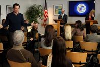 Modern Family – v.li.: Phil Dunphy (Ty Burrell), Duane Bailey (David Cross), Claire Dunphy (Julie Bowen).