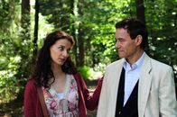 Sturm der Liebe – Elena (Lili Gesler, l.); Jenö (Janusz Cichocki, r.)