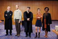 Browser Ballett – In einem absurden Gerichtsprozess soll Richter Dr. Jochen Stein (Schlecky Silberstein, M.) über das Schicksal von Tina Sonntag (Christina Schlag, 2.v.r.) entscheiden, die es gewagt hat, sich oben ohne im Park zu sonnen. Ein Vergehen das bestraft gehört, finden Staatsanwalt Dr. Peter Lersch (Dirk Martens, l.) und Nebenkläger Werner Brandt (Gábor Biedermann, 2.v.l.). Gut, dass Tina Dr. Alice Mensah (Dennenesch Zoudé, r.) an ihrer Seite hat.