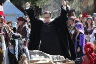 Scorpion – Noch glaubt Sylvester (Ari Stidham), dass er einen wunderbaren Geburtstag mit seinen Freunden auf dem Mittelalterfestival verleben wird und möglicherweise sogar König werden kann ...
