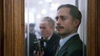 Neruda – Kommissar Peluchonneau (r, Gael García Bernal) auf Neruda angesetzt, um ihn ins Gefängnis bringen