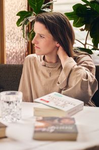 Longreads – RUNDFUNK BERLIN-BRANDENBURG Helene Hegemann mit neuem Literaturformat "Longreads" in der ARD Mediathek Longreads stehen im Journalismus für lange Erzählungen, die erlauben, tiefer in eine Geschichte einzudringen. Genau das ist das Konzept der neuen, gleichnamigen Literatursendung mit Autorin und Regisseurin Helene Hegemann (Foto). Welche Bedeutung liegt hinter dem Erzählten? Was hat ein Buch mit unserem Leben und Denken zu tun? Was für eine Wirkkraft kann Literatur haben? Die ersten drei Folgen von "Longreads" (rbb, SWR, ARD Kultur) sind ab 26. März 2024 in der ARD Mediathek verfügbar. - Keyvisual