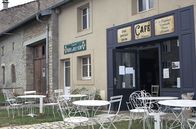 Stadt Land Kunst – Wenn man sich durch Nadelwälder einen Weg zu den Gipfeln der Vogesen bahnt, kommt man vielleicht an Thaon-les-Vosges vorbei, einem ruhigen 8.000-Seelen-Ort.