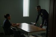 The Rookie – Angela Lopez (Alyssa Diaz) und ihr Rookie Jackson West (Titus Makin Jr.) unterhalten sich im Verhörraum.