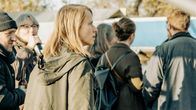 neoriginal: Another Monday – Freya (Susanne Bormann, 3.v.l.) ist über Beckers Auftritt irritiert. Werden sie so andere "Erweckte" finden?
