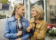Inga Lindström: Die Süße des Lebens – Inga Lindström - Wiedersehen in Eriksberg Lässt ihre Tochter nur schweren Herzens ziehen: Inez Bjørg David als Nike, Andrea L'Arronge als Elisabeth Hanson