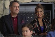 Single Parents – Douglas Fogerty (Brad Garrett, l.); Poppy Banks (Kimrie Lewis, r.)