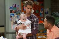 Baby Daddy – ITALIA 1 - 1A TV NELLA FOTO, DA SINISTRA JEAN-LUC BILODEAU (BEN WHEELER) TIENE IN BRACCIO LA PICCOLA EMMA INTERPRETATA DALLA GEMELLE MIILA E ZOE BESKE, TAHJ MOWRY (TUCKER DOBBS)
