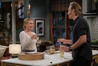 How I Met Your Father – Sophie (Hilary Duff, l.); Robert (John Corbett, r.)
