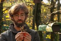 Jenseits der Alpen – Andrea Rutigliano, liebt die Singvögel und jagt die Vogeljaeger.
