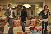 How I Met Your Mother – Während Robin (Cobie Smulders, r.) versucht ihren Job zurück zubekommen, diskutieren Barney (Neil Patrick Harris, l.) und Lily (Alyson Hannigan, M.) über das Leben in New Jersey ...