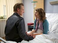 In aller Freundschaft – Die MS-kranke Sonja Böttcher (Janina Elkin) wünscht sich ein Kind. Ihr Mann Lars (Mike Hoffmann) fürchtet, dass dieser Wunsch für Sonja nur ein Rettungsanker ist, um sich von ihrer Krankheit abzulenken. Sonja hingegen glaubt, dass Lars nicht bereit ist, sein Leben zu ändern. Als der Streit eskaliert, reißt sich Sonja versehentlich den Katheder aus der Halsschlagader und verletzt sich lebensgefährlich.