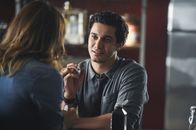 Scorpion – Auf ihre ganz eigene Art versucht Paige (Katharine McPhee, l.) Walter (Elyes Gabel, r.) bei der lebensentscheidenden Aufgabe zu helfen ...