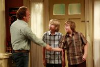 Immer wieder Jim – L-R: Jim (James Belushi) , Cole Sprouse, Dylan Sprouse.