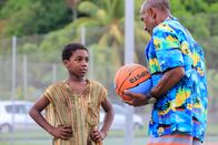 Death in Paradise – Jackson (Danté Langlais-John-Jules, l.) und Dwayne Myers (Danny John-Jules, r.) beim Basketballspiel.