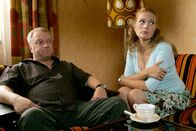 Die Lottosieger – Reinhard Nowak (Rudi Deschek), Theresia Haiger (Claudia Deschek-Beck).