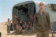 Der Flug des Phoenix – Elliott (Giovanni Ribisi, vorne) gibt der gestrandeten Crew Hoffnung. Er behauptet, dass er aus dem Flugzeugwrack eine neue Maschine bauen kann.