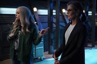 The Flash – Frost (Danielle Panabaker, l.); Dr. Carla Tannhauser (Susan Walters, r.)