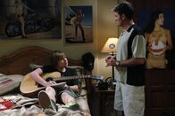 Two and a Half Men – Jake (Angus T. Jones, l.) will seine vergraulte Freundin Celeste zurück haben und komponiert einen Liebessong für sie. Auch diesmal steht ihm Onkel Charlie (Charlie Sheen, r.) mit Rat und Tat zur Seite.