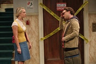 The Big Bang Theory – Während Howard und Raj herausfinden wollen, was Sheldon jeden Nachmittag um viertel vor drei macht, geraten Leonard (Johnny Galecki, r.) und Penny (Kaley Cuoco, l.) in Streit ...
