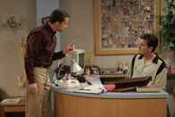 Two and a Half Men – Alan (Jon Cryer, l.) gibt Charlie (Charlie Sheen, r.) die letzten Anweisungen, bevor er ihn alleine in seiner Praxis lässt ...