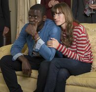Get Out – Chris (Daniel Kaluuya) und seine Freundin Rose (Allison Williams) beim ersten gemeinsamen Besuch im Landhaus ihrer Eltern.