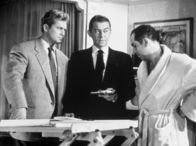 Rififi – Die Diebe Jo (Carl Möhner, l.) und Mario (Robert Manuel, r.) planen mit dem gerade aus dem Gefängnis entlassenen Tony (Jean Servais, Mitte) erneut einen Coup. Diesmal geht es um Juwelen.