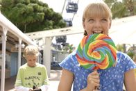 H2O - Plötzlich Meerjungfrau – Cleos Schwester Kim (Cleo Massey, vorn) hat sich von Elliot (Trent Sullivan, hinten) in den Freizeitpark einladen lassen und lässt sich dort alles von ihm bezahlen. Der verliebte Elliot ist verzweifelt: Langsam geht im das Geld aus!