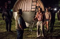 Tatort – Was macht "Vaddern" hier? Völlig unerwartet trifft Kommissar Frank Thiel (Axel Prahl, vorne) auf seinen Vater Herbert (Claus D. Clausnitzer, 3.v.rechts) in Begleitung einer Kunststudentin. Am Aasee in Münster war das Kunstwerk "Giant Poolballs" von Unbekannten um eine Kugel erweitert worden. Verbirgt sich darin ein weiteres Mordopfer?