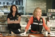CSI: Vegas – In einem beliebten Restaurant hat es ein tödliches Gemetzel gegeben, doch ist der Stalker, Ronald Basderic, der der Tat verdächtigt wird, wirklich der Mörder von acht Menschen? Sara Sidle (Jorja Fox, l.) und Julie Finlay (Elisabeth Shue) ermitteln.