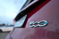 ORF III Themenmontag: Klimaretter oder Mogelpackung - Der E-Auto Check – Obwohl sich elektrische Kleinwagen nicht schlecht verkaufen, bringen Autohersteller immer mehr SUV mit Elektroantrieb auf den Markt.