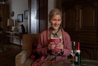 Wilsberg – Ekkis Tante Annegret (Hedi Kriegeskotte) kennt ein Geheimnis, das Ekkis Mutter bis zu Ihrem Tod gehütet hatte.