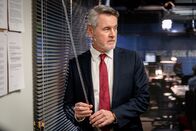 Bombshell - Das Ende des Schweigens – Wenn bei Fox News ein Vorgesetzter, hier der Manager Bill Shine (Mark Moses), in seinem Büro vor einem Gespräch mit Mitarbeiterinnen die Jalousien schließt, dann ist mitunter Vorsicht geboten.