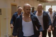 Im Knast – Ivan (Anton Levit, M.) ist mächtig sauer. Seine Gang folgt ihm.