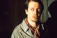 Desperado – Auch wenn ihm zunächst keiner zuhört, erzählt der schmächtige Buscemi (Steve Buscemi) die Geschichte von "El Mariachi" ...