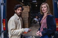 SOKO Hamburg – Luiz Vieira dos Santos (Thiago Braga de Oliveira, l.) und Lena Testorp (Anna von Haebler, r.) finden bei dem toten Sven Peters (Julian Greis, M.) seine Papiere. Warum wurde Sven Peters ermordet?