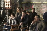 Castle – Um einen neuen Mordfall zu lösen, tauchen Castle (Nathan Fillion, M.) und Beckett (Stana Katic, 2.v.l.) in die geheime Vergangenheit des Opfers ein und jagen den Killer mit einem Team alternder Actionhelden ...