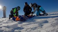 pur+ – Um Snowkiten zu können, muss man erst einmal den Kite, also den Lenkdrachen beherrschen. Vorher werden auch keine Skier angeschnallt. Das lernen Laura (r.) und Emilio (l.) bei Trainer Matthias (M.).
