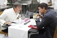 Bones - Die Knochenjägerin – Booth (David Boreanaz, re.) vermutet ein psychologisches Problem hinter seiner Zielgenauigkeit beim Schießen und sucht seinen alten Berater Dr. Gordon Wyatt (Stephen Fry) auf. Der hat den Psychiaterberuf allerdings an den Nagel gehängt, um seiner Koch-Leidenschaft nachzugehen.